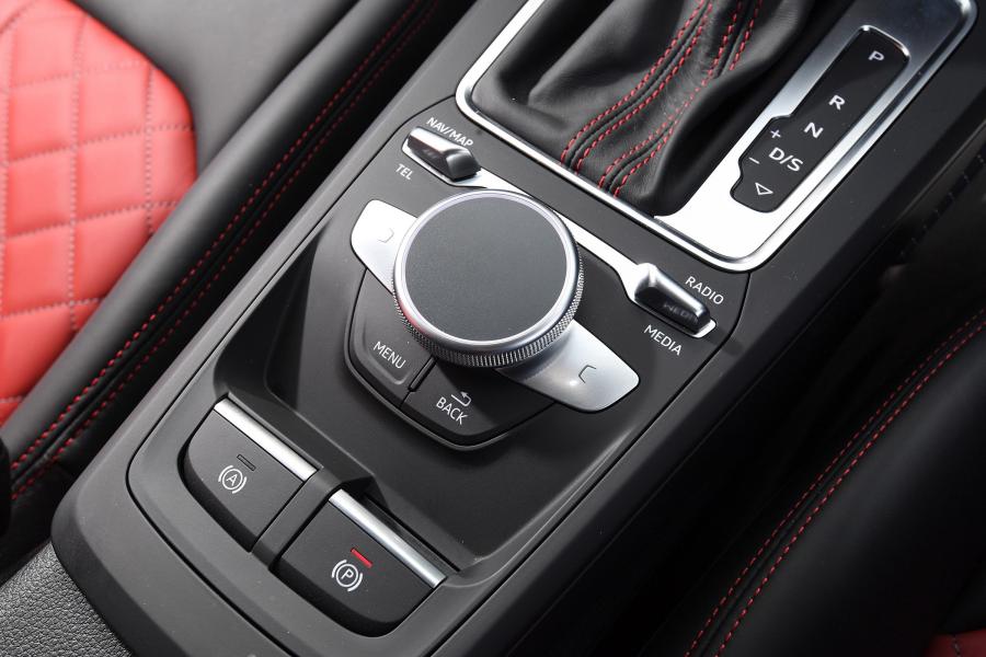 Детали интерьера Audi SQ2 2019 года  (UK) (фото 11 из 41)